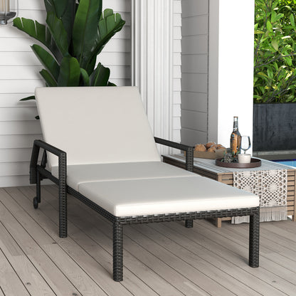 Outsunny Espreguiçadeira de Vime Chaise Longue de Jardim com Encosto Ajustável em 5 Posições Acolchoado e 2 Rodas Carga 120 kg 73x200x48 cm Creme e Preto