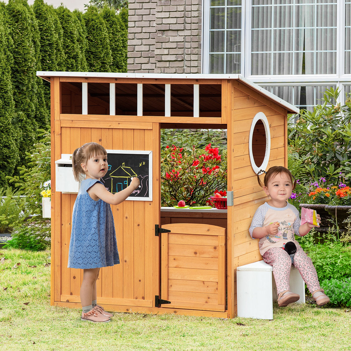 Outsunny Casa Infantil de Madeira Casa de Brincar para Crianças acima de 3 Anos com Banco Caixa de Correio Lousa Janelas e Portas para Exterior 122x108x135,5cm Natural