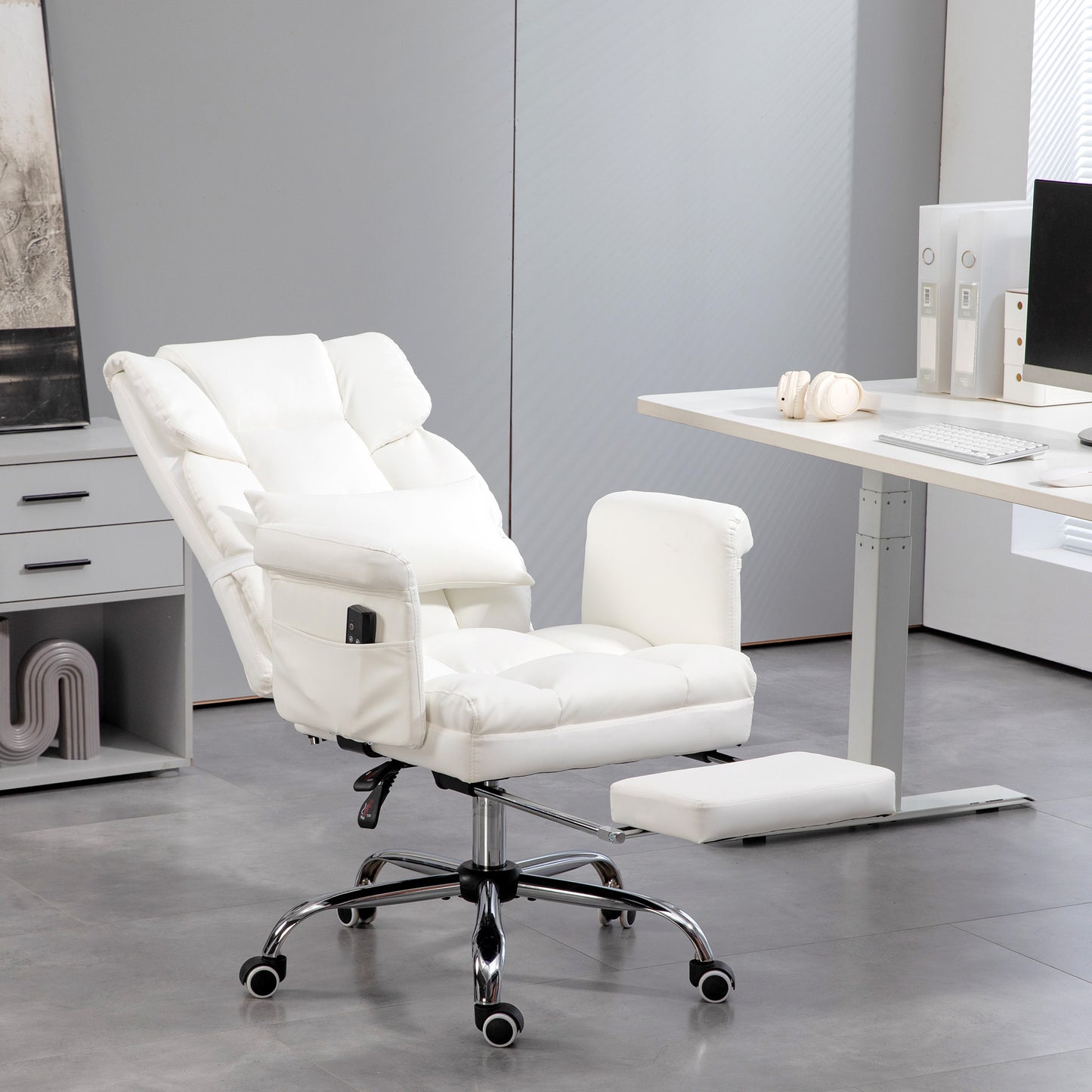 HOMCOM Cadeira de Massagem com 6 Pontos de Massagem Cadeira de Escritório com Apoio para os Pés Retrátil Altura Ajustável Controlo Remoto e Suporte Lombar Estofado em PU 69x65x107-115 cm Branco